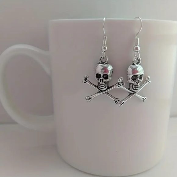 ⚡️4/$20⚡️Silver Skull and Crossbones Earrings - Picture 2 of 4